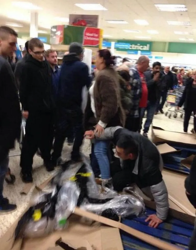 MORBIDNI PRIZORI 'SLAVLJA KAPITALIZMA': Stampedo, tučnjave i uhićenja bili su sastavni dio Crnog petka