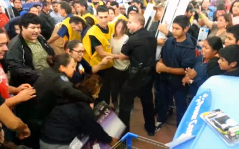 MORBIDNI PRIZORI 'SLAVLJA KAPITALIZMA': Stampedo, tučnjave i uhićenja bili su sastavni dio Crnog petka