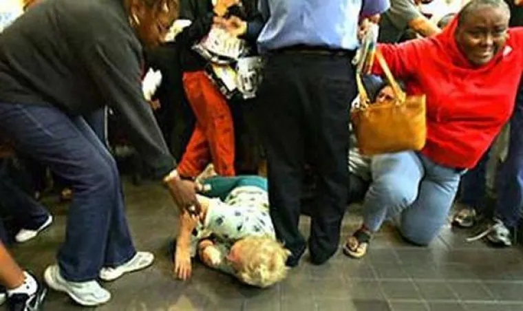 MORBIDNI PRIZORI 'SLAVLJA KAPITALIZMA': Stampedo, tučnjave i uhićenja bili su sastavni dio Crnog petka