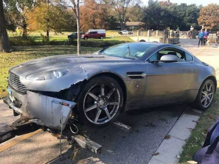19-godišnji mladić iz Dallasa 'posudio' je tatin Aston Martin bez njegovog znanja i provozao se s prijateljima. No, vožnja nije dugo trajala jer je vrlo brzo završio u lokalnom potoku. Sin i prijatelji prošli su bez ozbiljnih ozljeda, barem dok ih se tata ne dočepa, no auto je pretrpio veću štetu. Prizore s mjesta nesreće kojeg su snimili prolaznici pogledajte u galeriji.