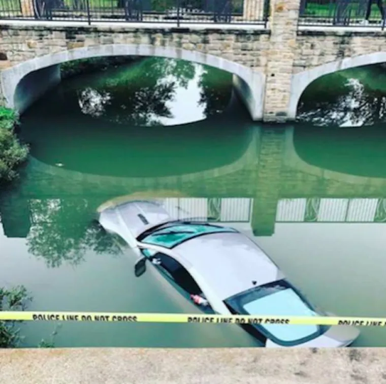 I BOGATI PLAČU: Posudio tatin Aston Martin pa završio u potoku