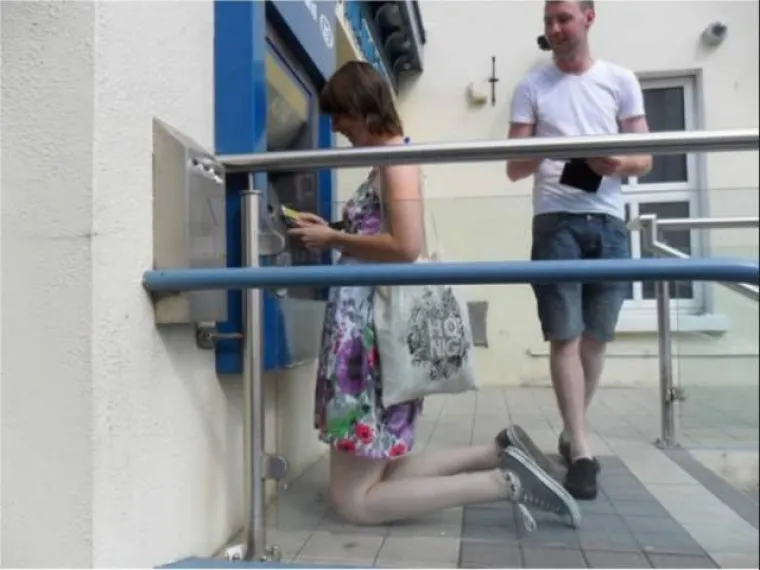 ŽIVOT NA VISOKOJ NOZI NIJE ZA SVAKOGA: Pogledajte muke s kojima se svakodnevno nose visoki ljudi