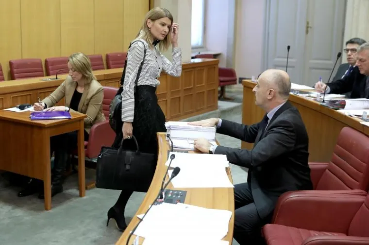 Moderna tamna suknja, ko&scaron;ulja na pruge i trendi ma&scaron;nica oko vrata tvore jednostavnu, a opet vrlo efektnu crno-bijelu kombinaciju koja je mamila poglede saborskih zastupnika.