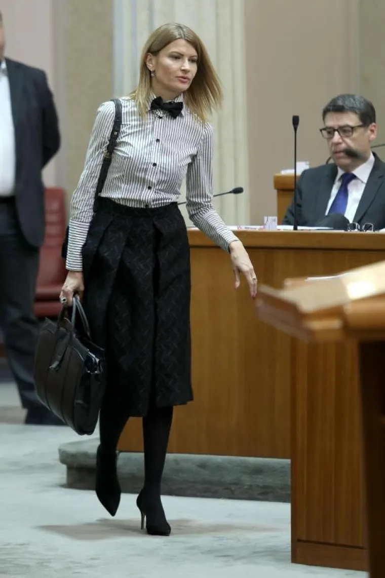 U &Scaron;TO SU ZASTUPNICI ZAPRAVO GLEDALI? Kada zgodna SDP-ovka prođe Saborom, porezni zakoni padaju u drugi plan