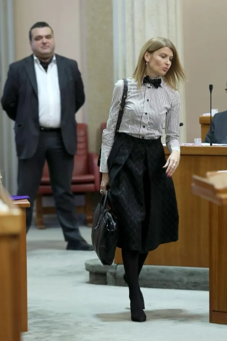 Saborska zastupnica i članica SDP-a, Sabina Glasovac, privlačila je pozornost u Saboru svojom trendi odjevnom kombinacijom.