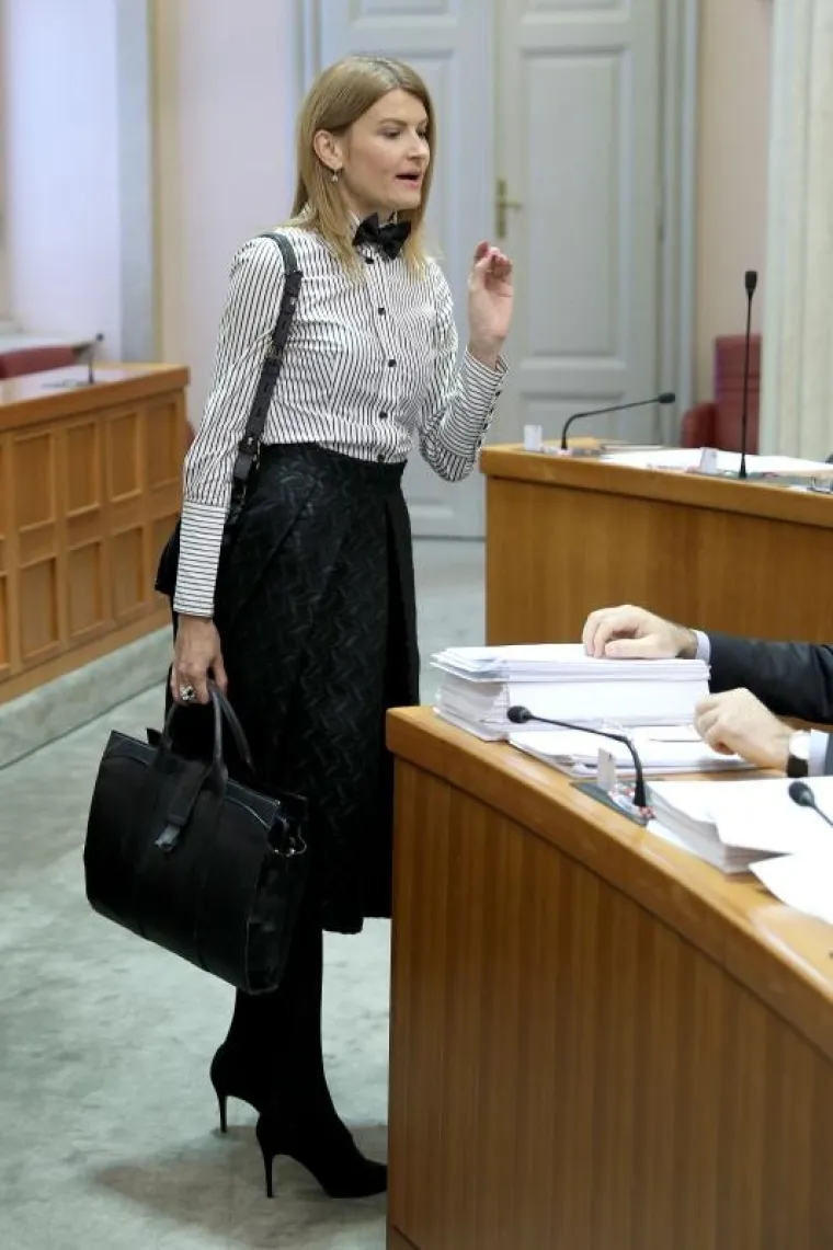 Čini se da su ma&scaron;ne omiljeni modni detalj ove saborske zastupnice, budući da je nedavno također jednu pro&scaron;etala u sabornici.