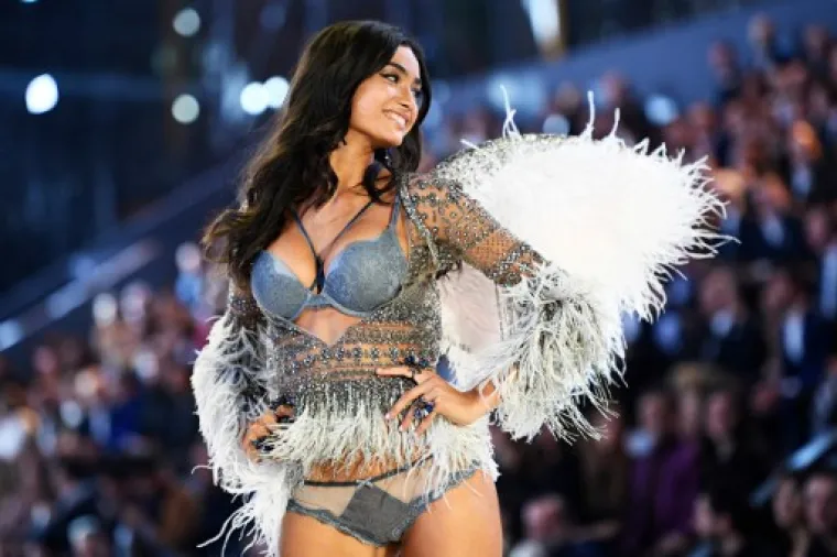 NAJSEKSI SUPERMODELI SVIJETA ZAPALILI PARIZ: Spektakularna revija Victoria's Secreta neće vas nimalo razočarati