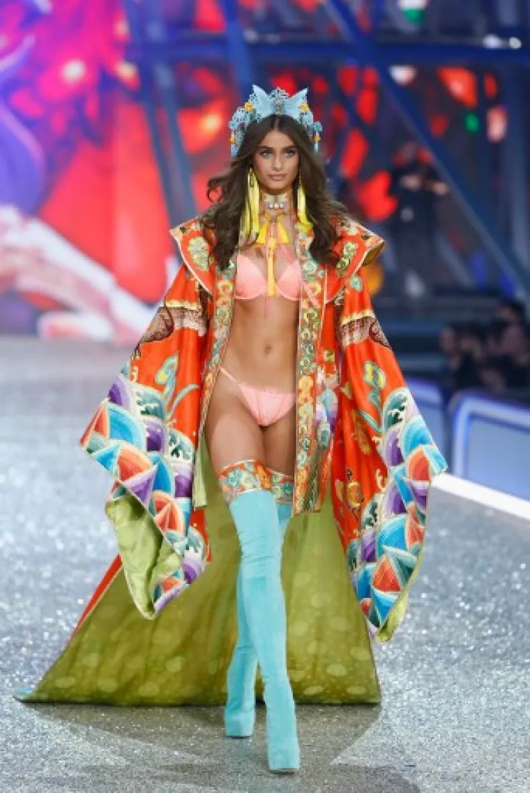 NAJSEKSI SUPERMODELI SVIJETA ZAPALILI PARIZ: Spektakularna revija Victoria's Secreta neće vas nimalo razočarati