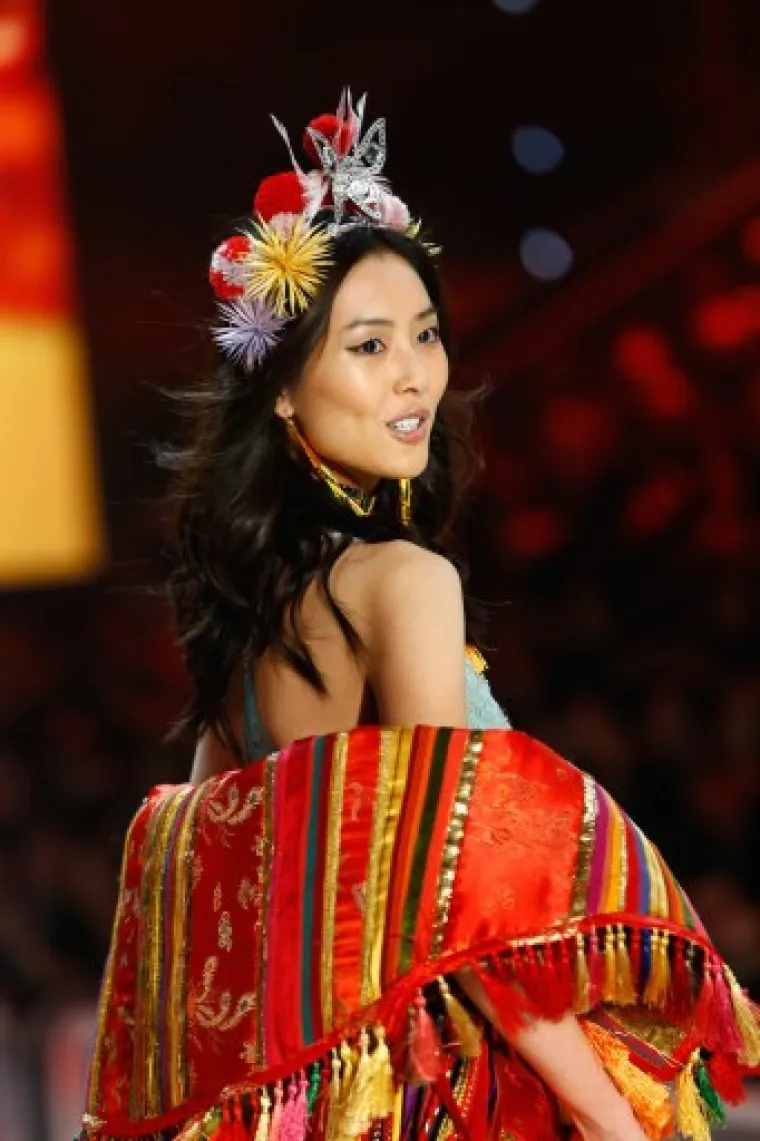 NAJSEKSI SUPERMODELI SVIJETA ZAPALILI PARIZ: Spektakularna revija Victoria's Secreta neće vas nimalo razočarati