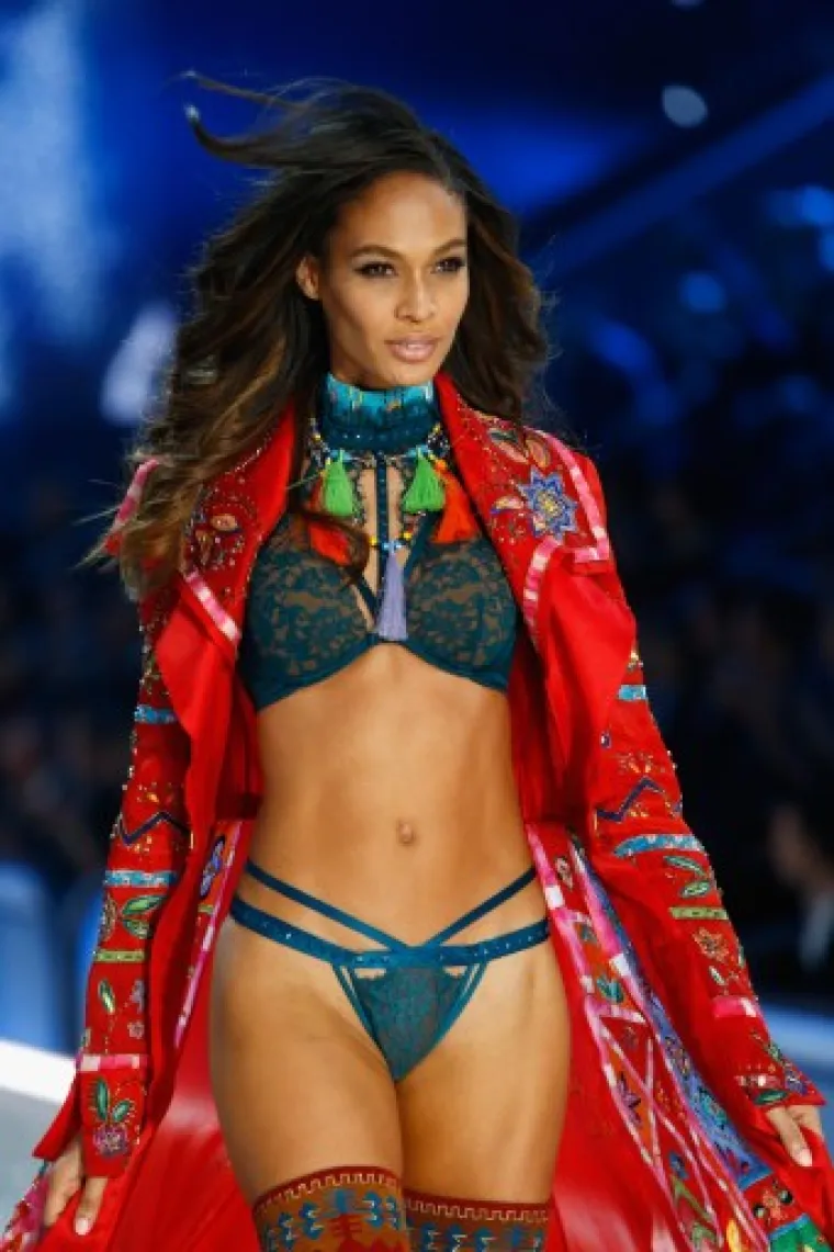 NAJSEKSI SUPERMODELI SVIJETA ZAPALILI PARIZ: Spektakularna revija Victoria's Secreta neće vas nimalo razočarati