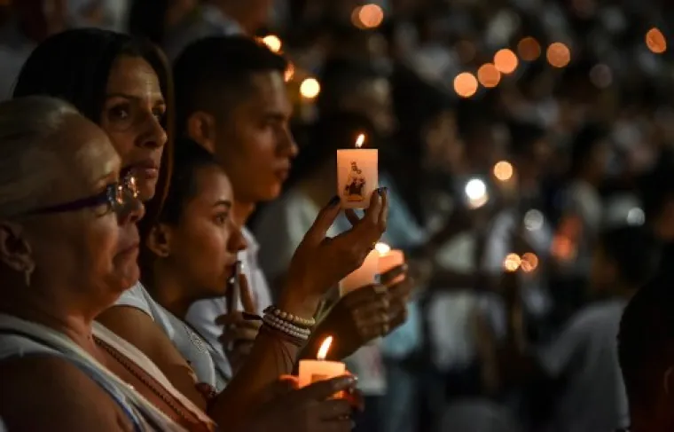 Dirljive scene odavanja počasti žrtvama tragedije u kojoj je u zrakoplovnoj nesreći koja se dogodila u utorak po hrvatskom vremenu život izgubila 71 osoba, od toga skoro pa čitava momčad Chapecoensea i 20 novinara, obilaze svijet.