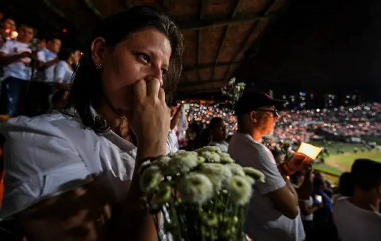 FOTOGRAFIJE KOJE ĆE VAS RASPLAKATI: Ovako je izgledalo odavanje počasti žrtvama tragedije u Kolumbiji