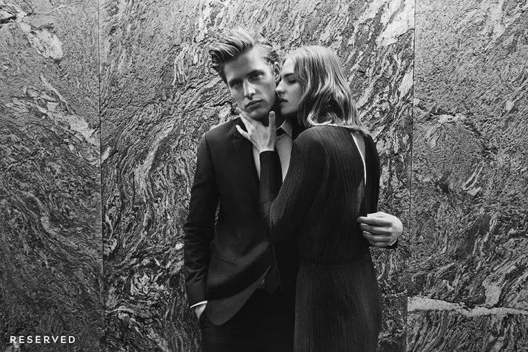 Moderni krojevi poput  „slim-cut“ hlača pružaju mladenački izgled koji naglašava figuru tijela. Za večernji izlazak, Reserved predlaže styling u kojem je elegantna majica zamijenjena elegantnom pletenom dolčevitom ili T-shirtom.  Najviše pažnje u ovoj kolekciji privlači odijelo koje se sastoji od 50% vune