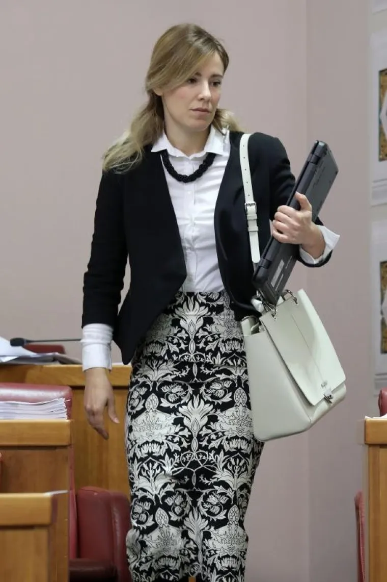 I LIJEVIMA I DESNIMA JE SVE CRNO-BIJELO: Od duge rasprave o izmjeni zakona zanimljivija je kraća suknja lijepe HDZ-ovke