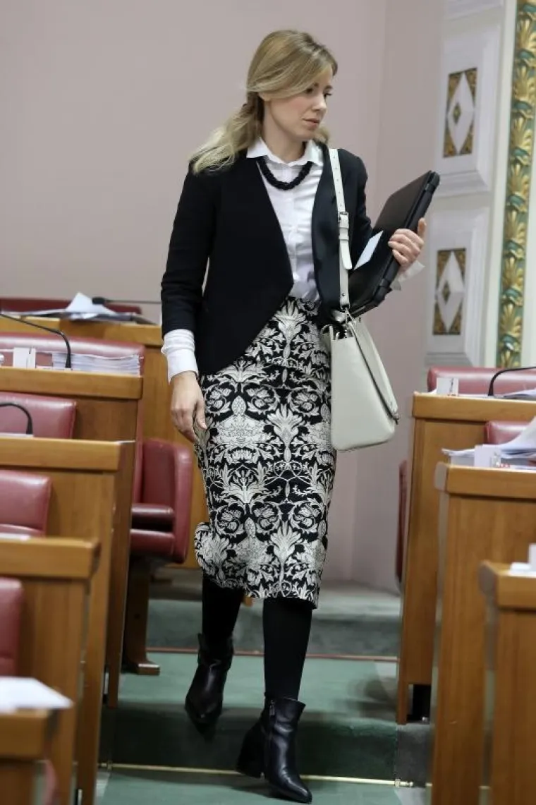 I LIJEVIMA I DESNIMA JE SVE CRNO-BIJELO: Od duge rasprave o izmjeni zakona zanimljivija je kraća suknja lijepe HDZ-ovke