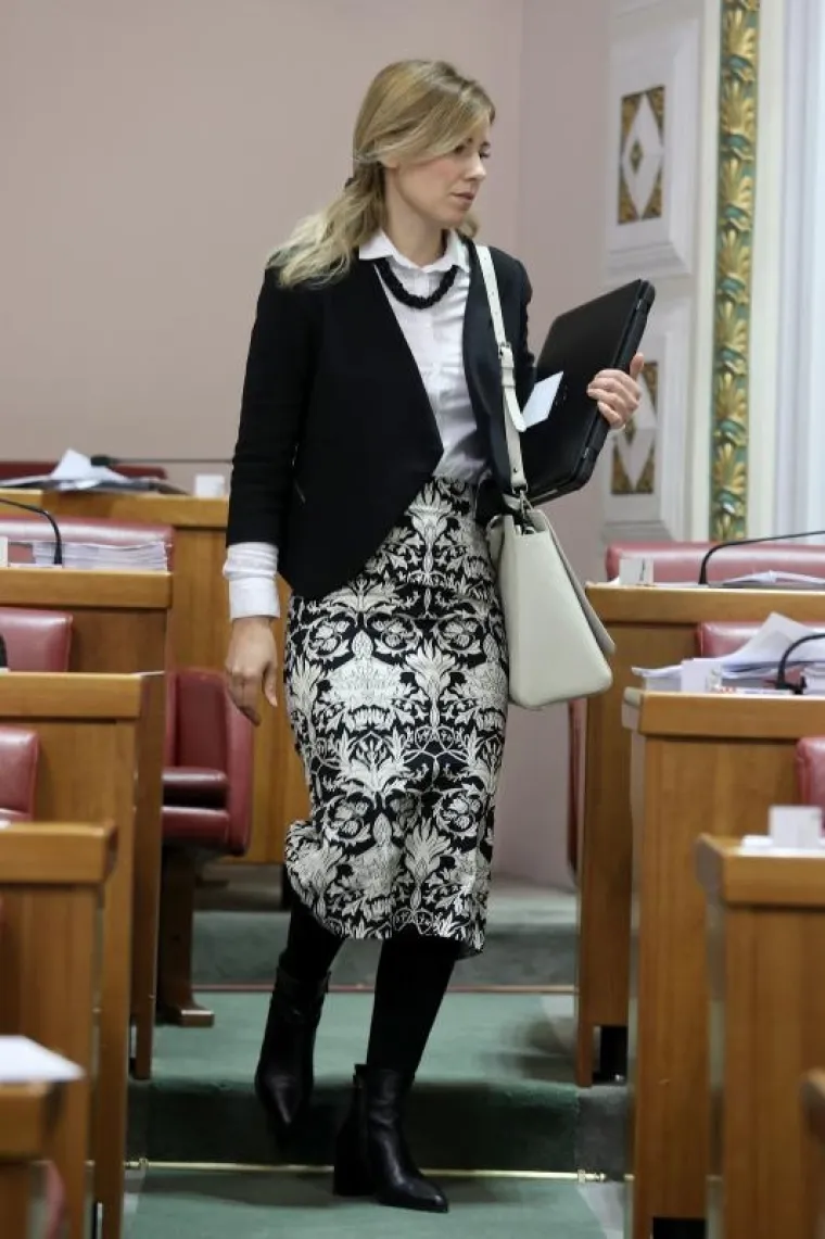 I LIJEVIMA I DESNIMA JE SVE CRNO-BIJELO: Od duge rasprave o izmjeni zakona zanimljivija je kraća suknja lijepe HDZ-ovke