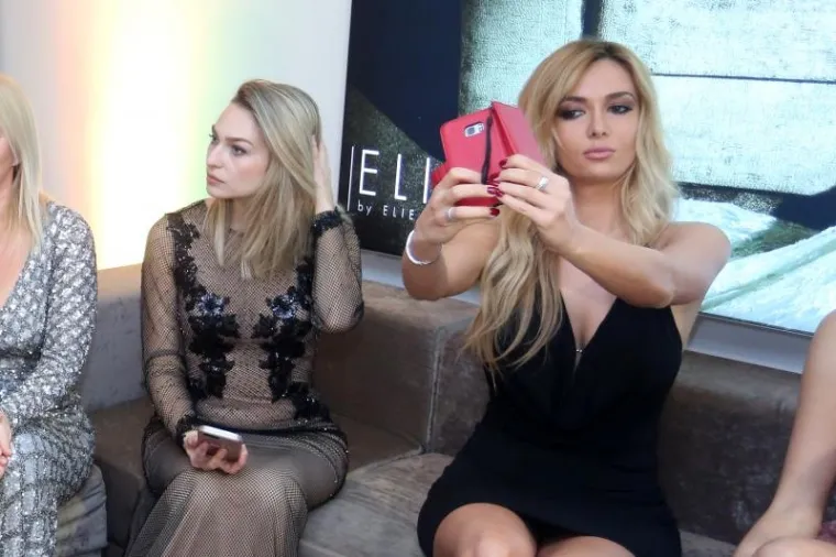 Dame su kratile vrijeme fotkanjem selfieja