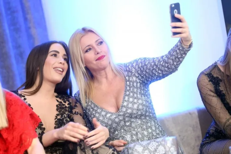 LIDIJA BAČIĆ POKAZALA NOGE U SEKSI CRNOJ HALJINI: Evo tko je bio na reviji vjenčanica