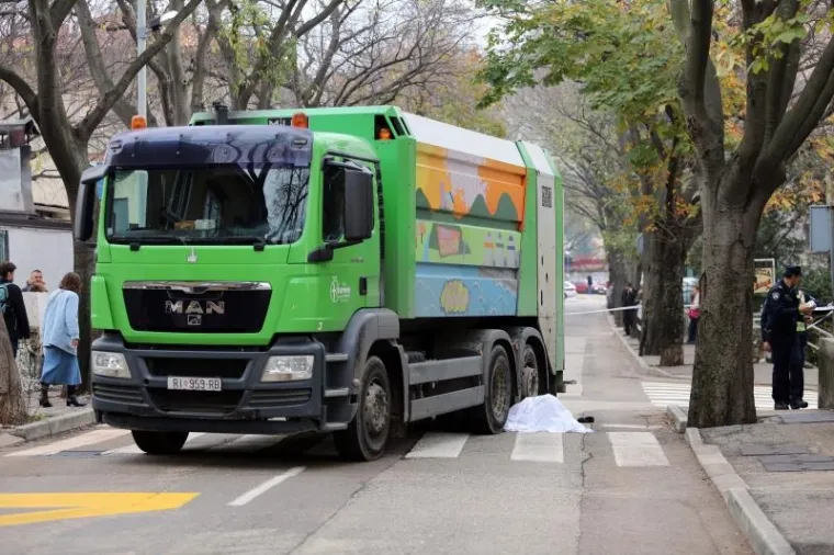 Kamion komunalnog poduzeća Čistoća pregazio je u Mihanovićevoj ulici u Rijeci pje&scaron;aka koji je na mjestu ostao mrtav.