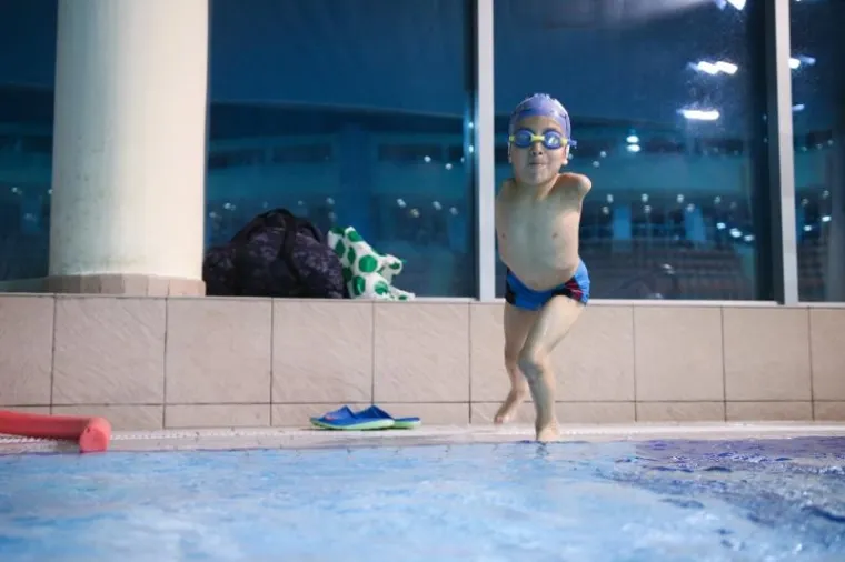 ISTINSKA INSPIRACIJA: Dječak bez ruku sam uspijeva preplivati olimpijski bazen