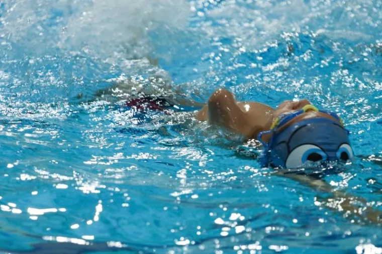 ISTINSKA INSPIRACIJA: Dječak bez ruku sam uspijeva preplivati olimpijski bazen