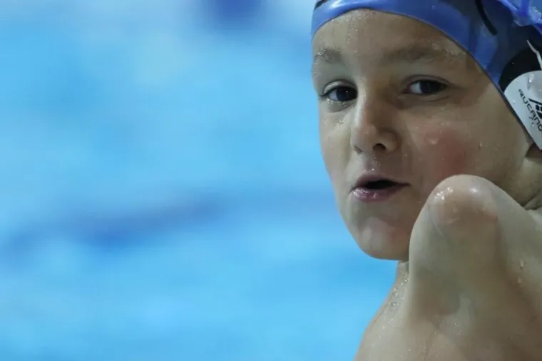 ISTINSKA INSPIRACIJA: Dječak bez ruku sam uspijeva preplivati olimpijski bazen