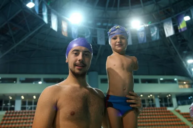 ISTINSKA INSPIRACIJA: Dječak bez ruku sam uspijeva preplivati olimpijski bazen