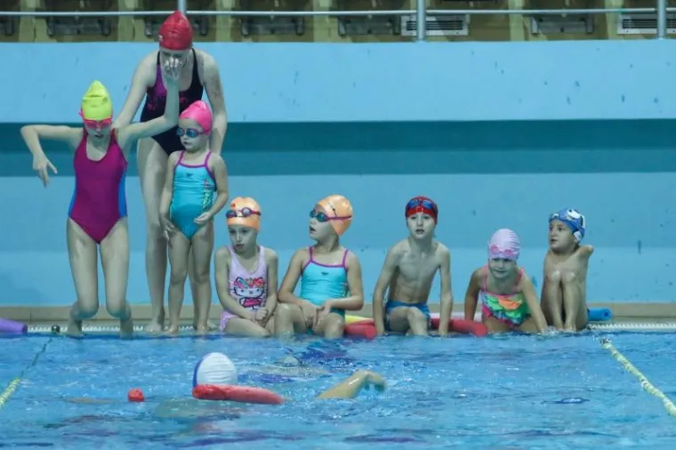 ISTINSKA INSPIRACIJA: Dječak bez ruku sam uspijeva preplivati olimpijski bazen