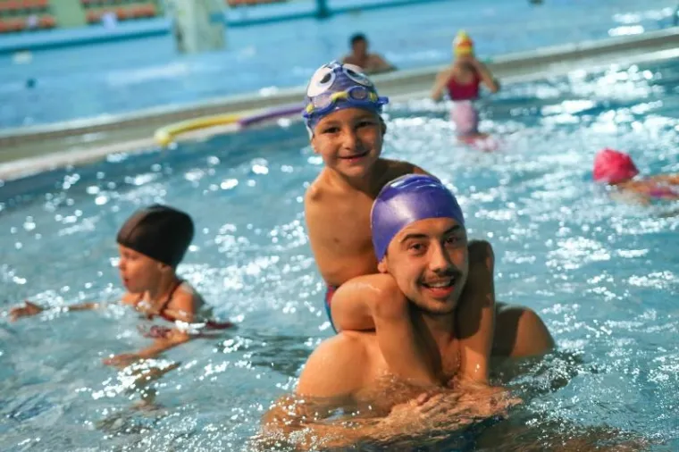 ISTINSKA INSPIRACIJA: Dječak bez ruku sam uspijeva preplivati olimpijski bazen