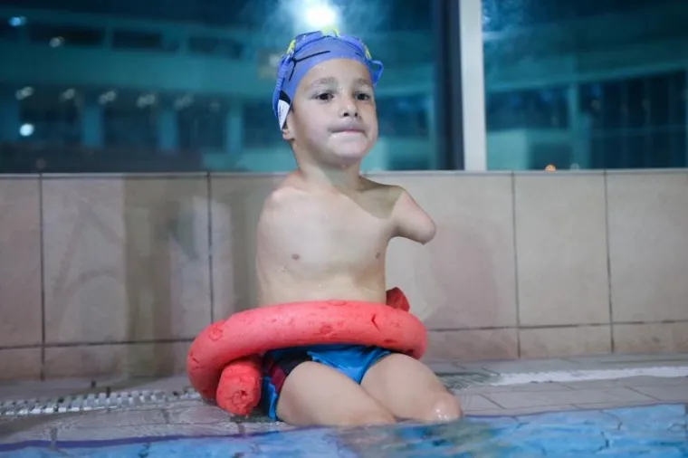 ISTINSKA INSPIRACIJA: Dječak bez ruku sam uspijeva preplivati olimpijski bazen