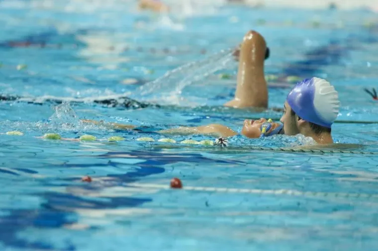 ISTINSKA INSPIRACIJA: Dječak bez ruku sam uspijeva preplivati olimpijski bazen