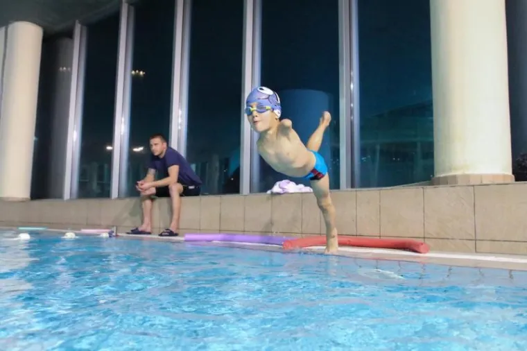 ISTINSKA INSPIRACIJA: Dječak bez ruku sam uspijeva preplivati olimpijski bazen