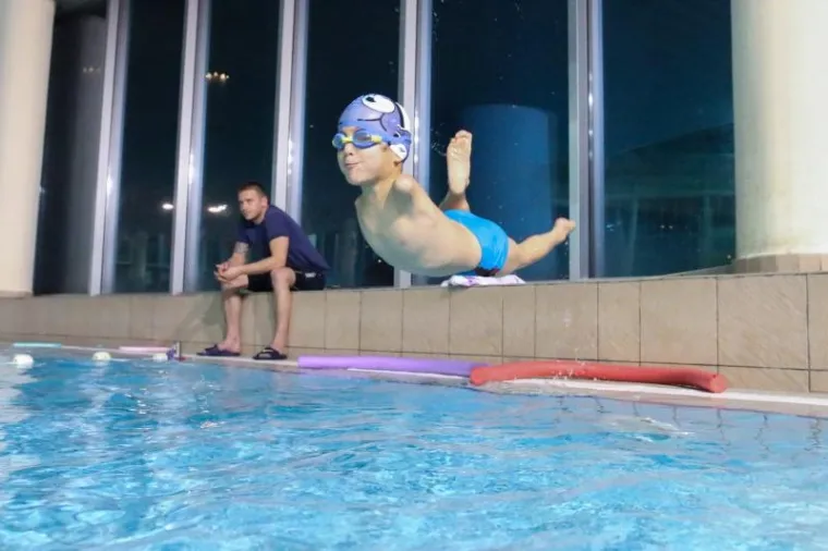 ISTINSKA INSPIRACIJA: Dječak bez ruku sam uspijeva preplivati olimpijski bazen
