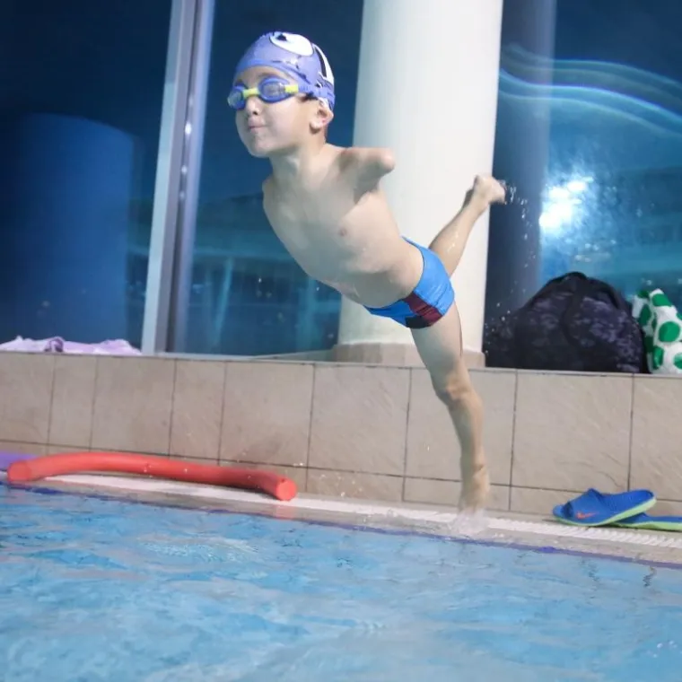 ISTINSKA INSPIRACIJA: Dječak bez ruku sam uspijeva preplivati olimpijski bazen