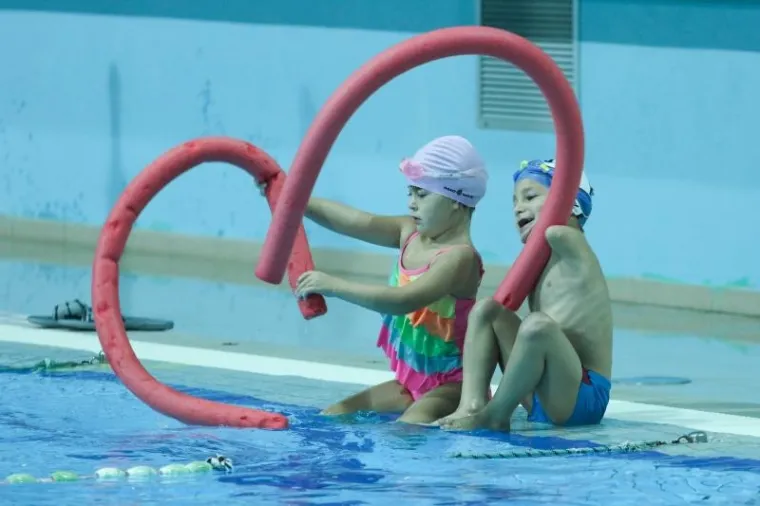 &Scaron;estogodi&scaron;nji Ismail rođen je bez obje ruke, s jednom deformiranom nogom i prstima spojenima na drugoj. Ali to ga ne sprečava da se uspje&scaron;no bavi plivanjem.