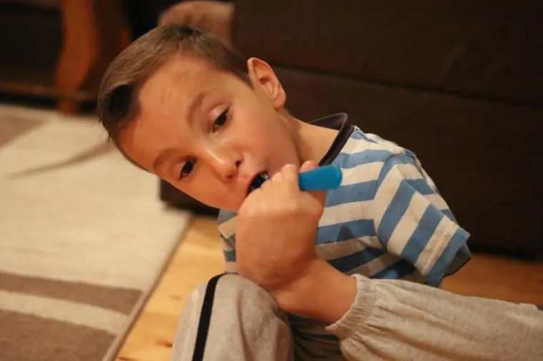 PREKRASNA PRIČA IZ SUSJEDSTVA: Dječak bez ruku koji ru&scaron;i sve predrasude