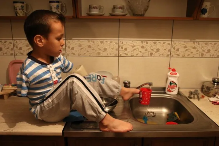 PREKRASNA PRIČA IZ SUSJEDSTVA: Dječak bez ruku koji ru&scaron;i sve predrasude