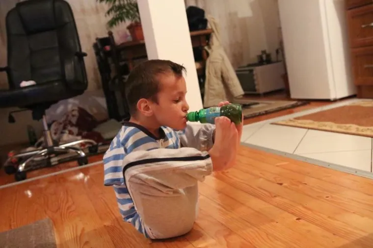 PREKRASNA PRIČA IZ SUSJEDSTVA: Dječak bez ruku koji ru&scaron;i sve predrasude