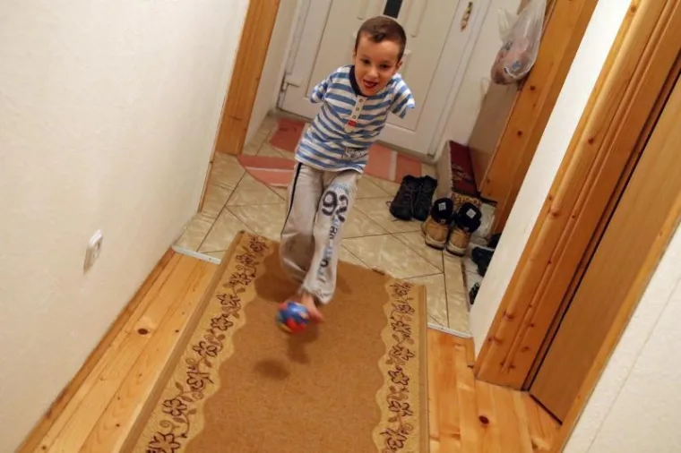 PREKRASNA PRIČA IZ SUSJEDSTVA: Dječak bez ruku koji ru&scaron;i sve predrasude