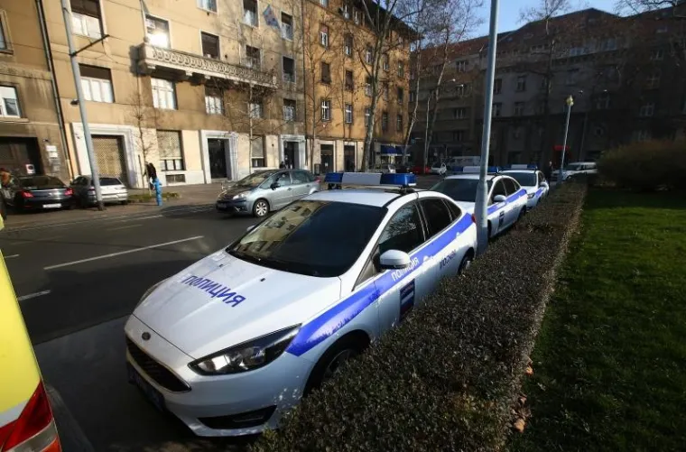 Ispred središnjice HDZ-a na Trgu žrtava fašizma parkirana su tri policijska vozila i dvoja vozila hitne pomoći sa ćiriličnim natpisima, za potrebe snimanja BBC-jeve serije McMafia. Britanska serija o ruskim mafijašima snimana je i u Domu hrvatskih likovnih umjetnika. Radnja serije, kao i istoimenog romana, događa se u Zagrebu, koji je glumio i češki glavni grad.
