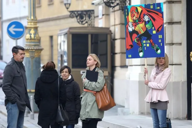ZASTUPNIKE PRED SABOROM DOČEKAO SUPERHIK: 'Jamčite svojim plaćama...'