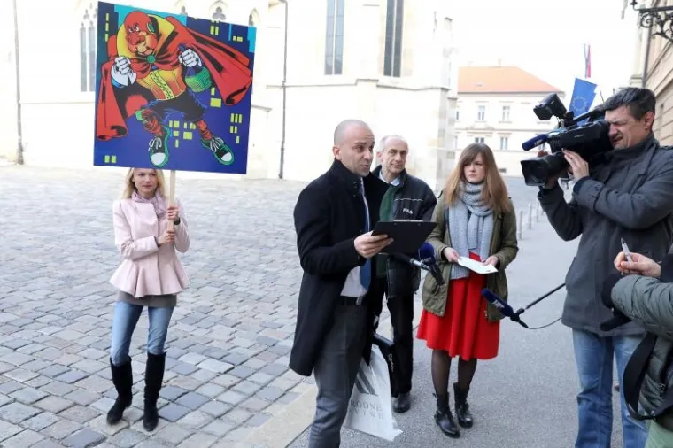 ZASTUPNIKE PRED SABOROM DOČEKAO SUPERHIK: 'Jamčite svojim plaćama...'