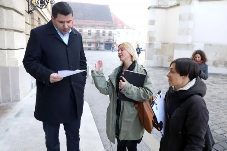 ZASTUPNIKE PRED SABOROM DOČEKAO SUPERHIK: 'Jamčite svojim plaćama...'