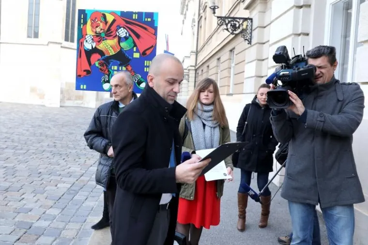 ZASTUPNIKE PRED SABOROM DOČEKAO SUPERHIK: 'Jamčite svojim plaćama...'