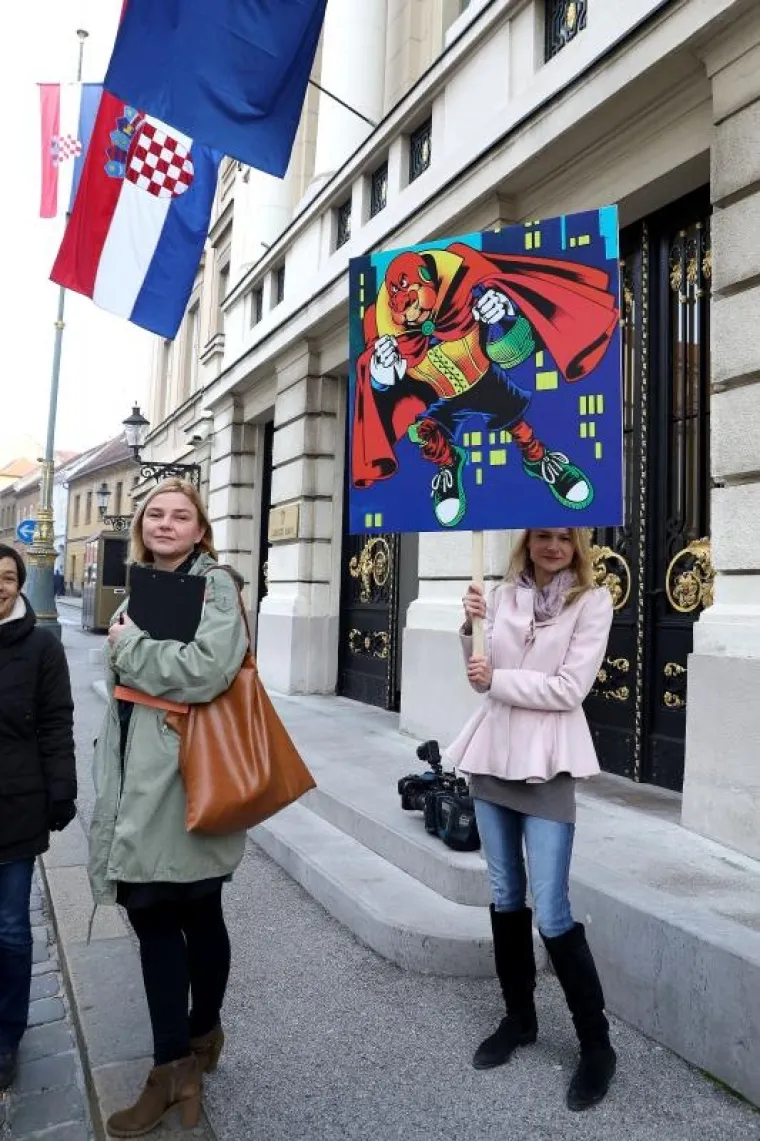 Centar za mirovne studije i GONG potpomognuti Superhikom izveli su ispred Sabora igrokaz kojim pozivaju saborske zastupnike koji namjeravaju glasati za poreznu reformu, a koju je predlozila Vlada da potpišu osobno jamstvo i jamce dvogodišnjom plaćom da navedena reforma neće produbiti dohodovne nejednakosti u Hrvatskoj.