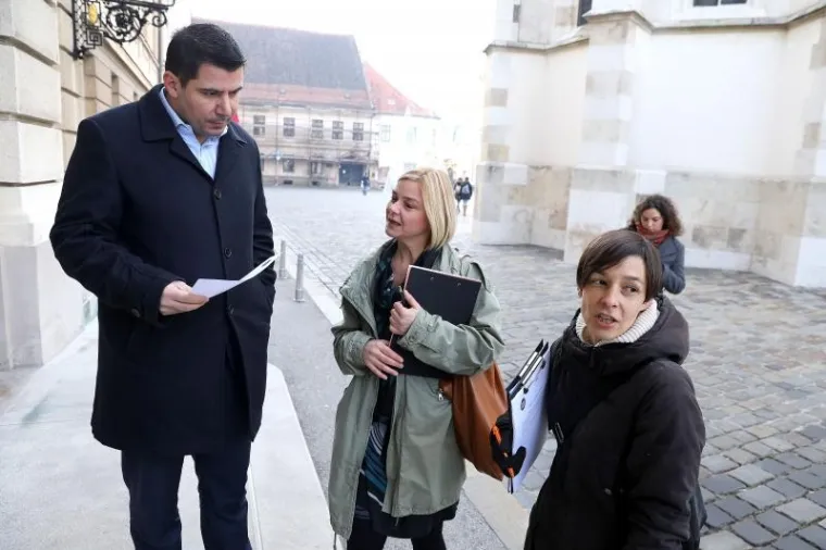 ZASTUPNIKE PRED SABOROM DOČEKAO SUPERHIK: 'Jamčite svojim plaćama...'