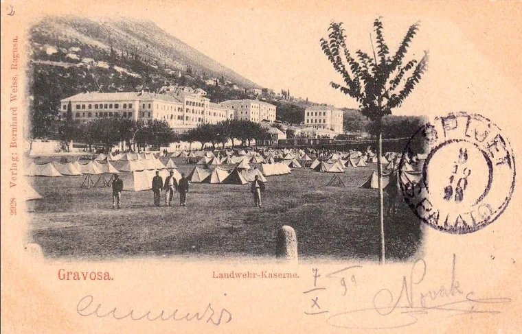 Pred vojarnom 1899. godine