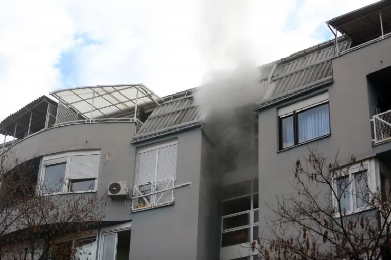 Požar na Malešnici: Vatrogasci spasili 11 stanara i dva psa