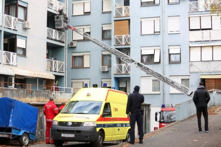 Požar na Malešnici: Vatrogasci spasili 11 stanara i dva psa