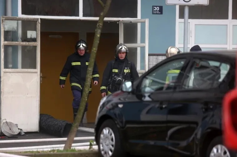 Požar na Malešnici: Vatrogasci spasili 11 stanara i dva psa